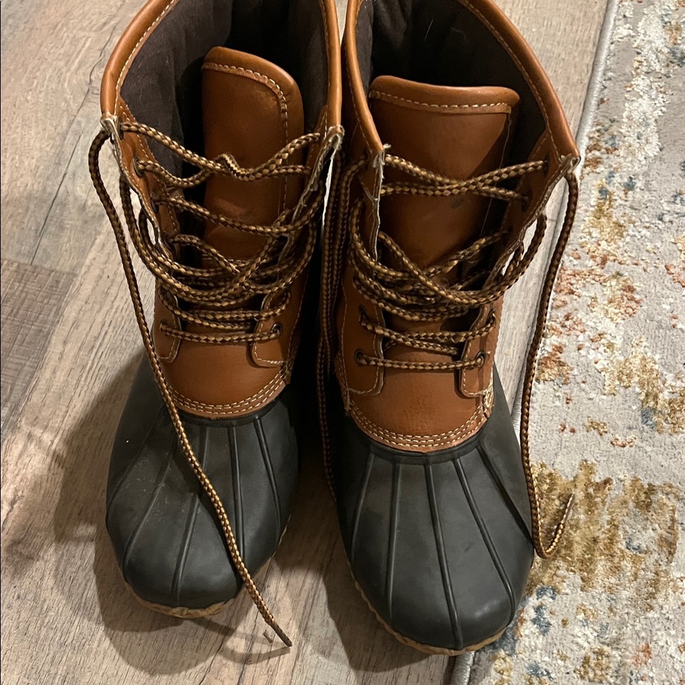 Women’s size 9 snowboots